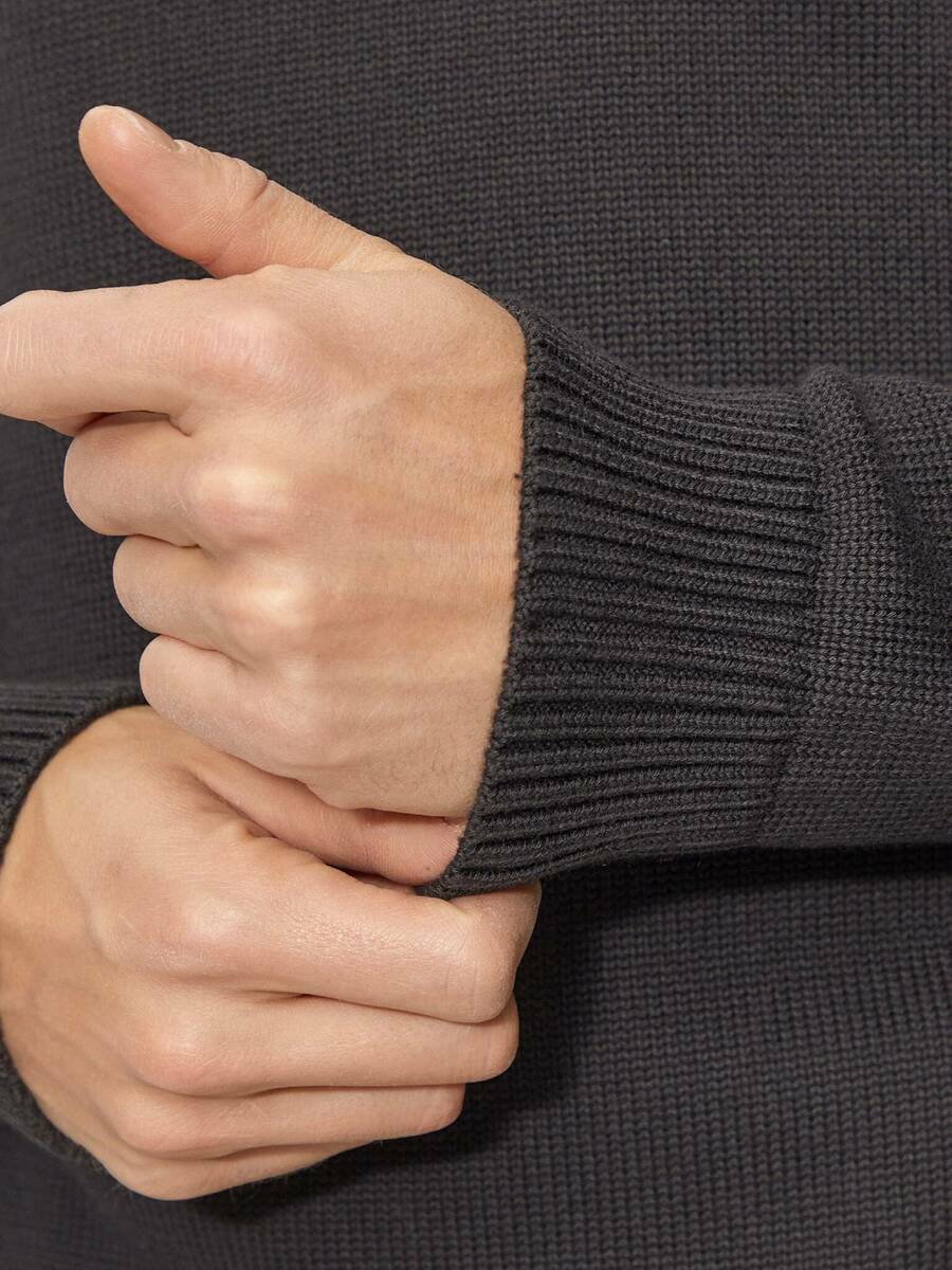 detail Tommy Jeans pánsky čierny sveter