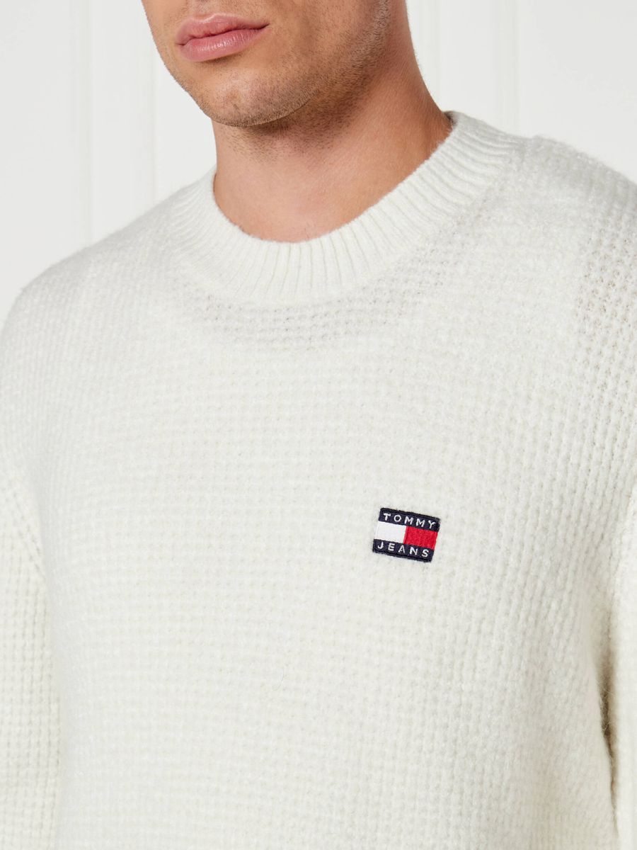 detail Tommy Jeans pánsky biely sveter