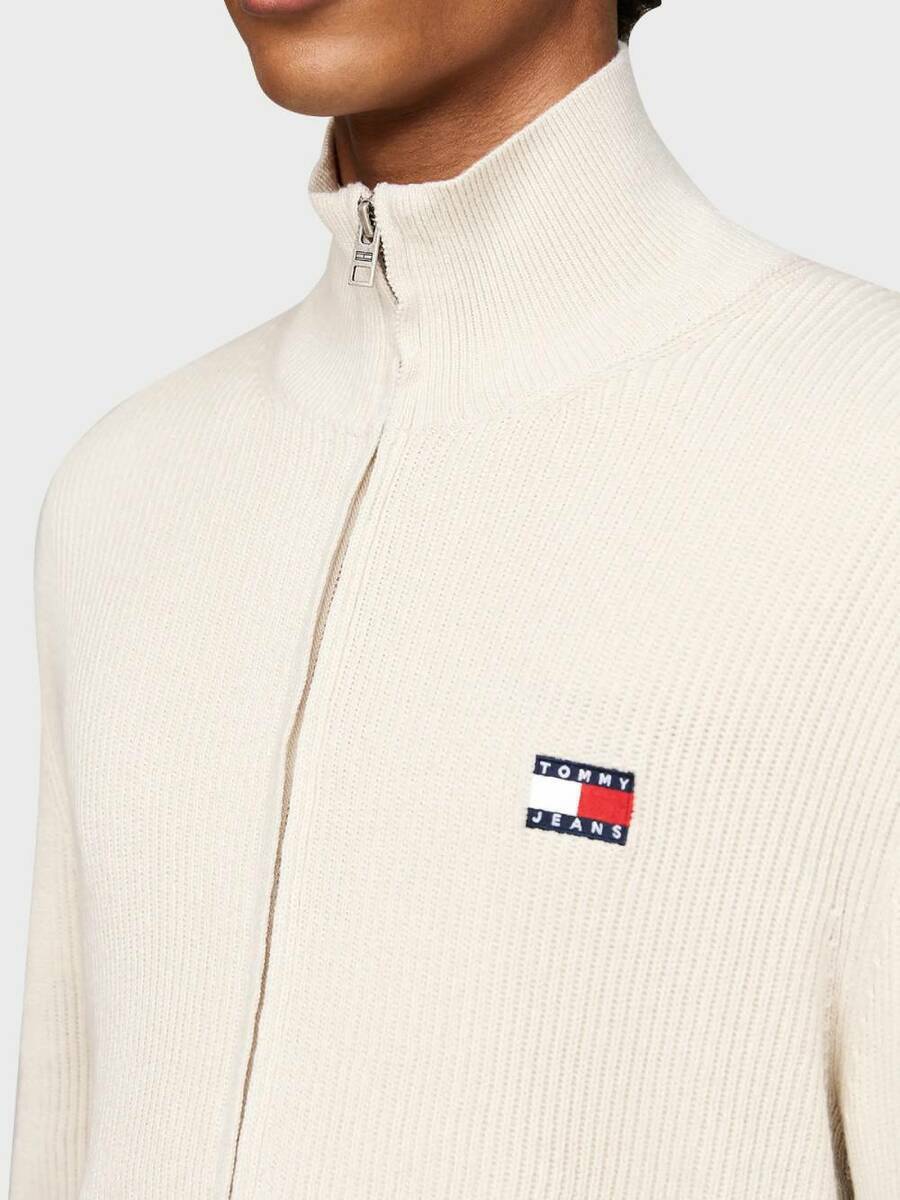 detail Tommy Jeans pánsky krémový sveter