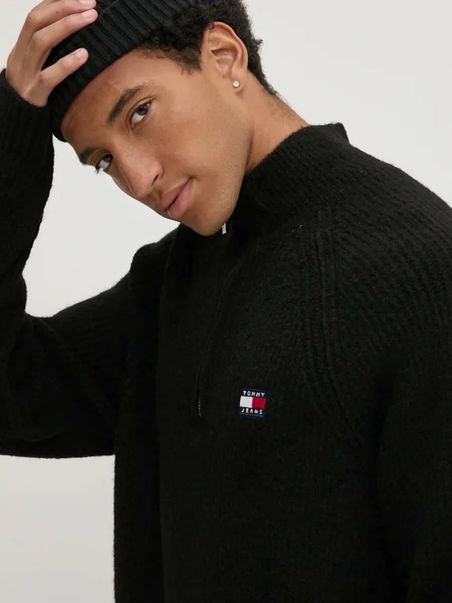 detail Tommy Jeans pánsky čierny sveter