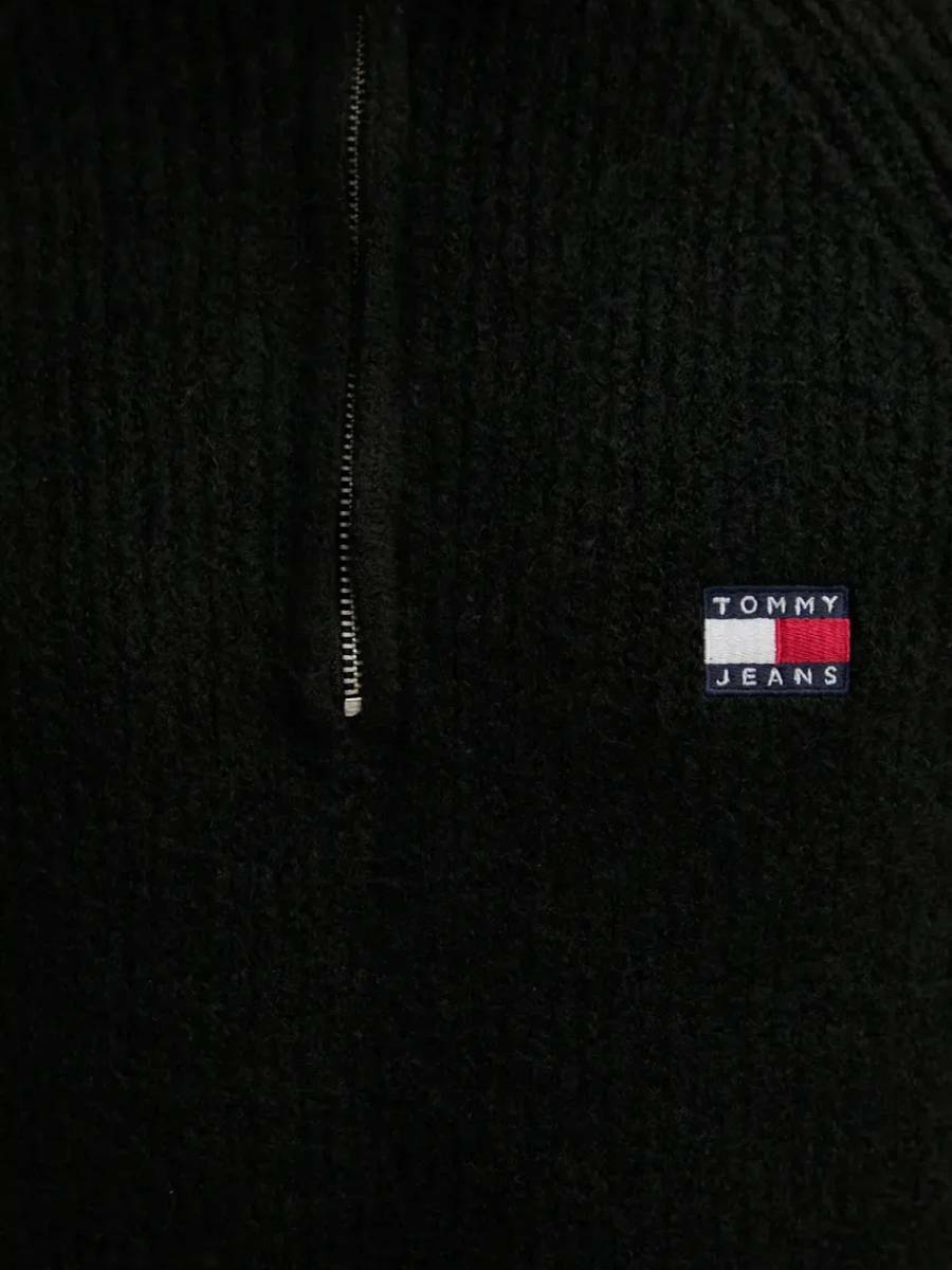 detail Tommy Jeans pánsky čierny sveter