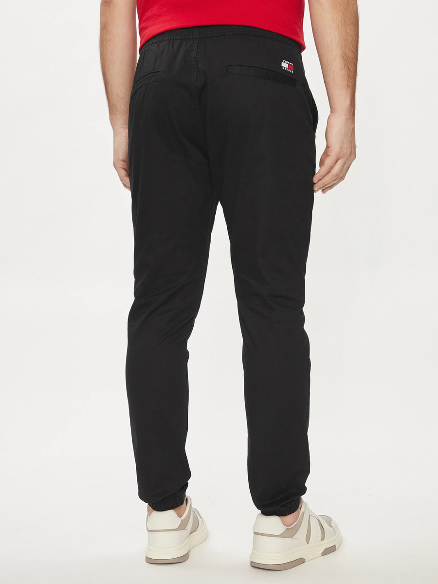 detail Tommy Jeans pánske čierne joggers nohavice 