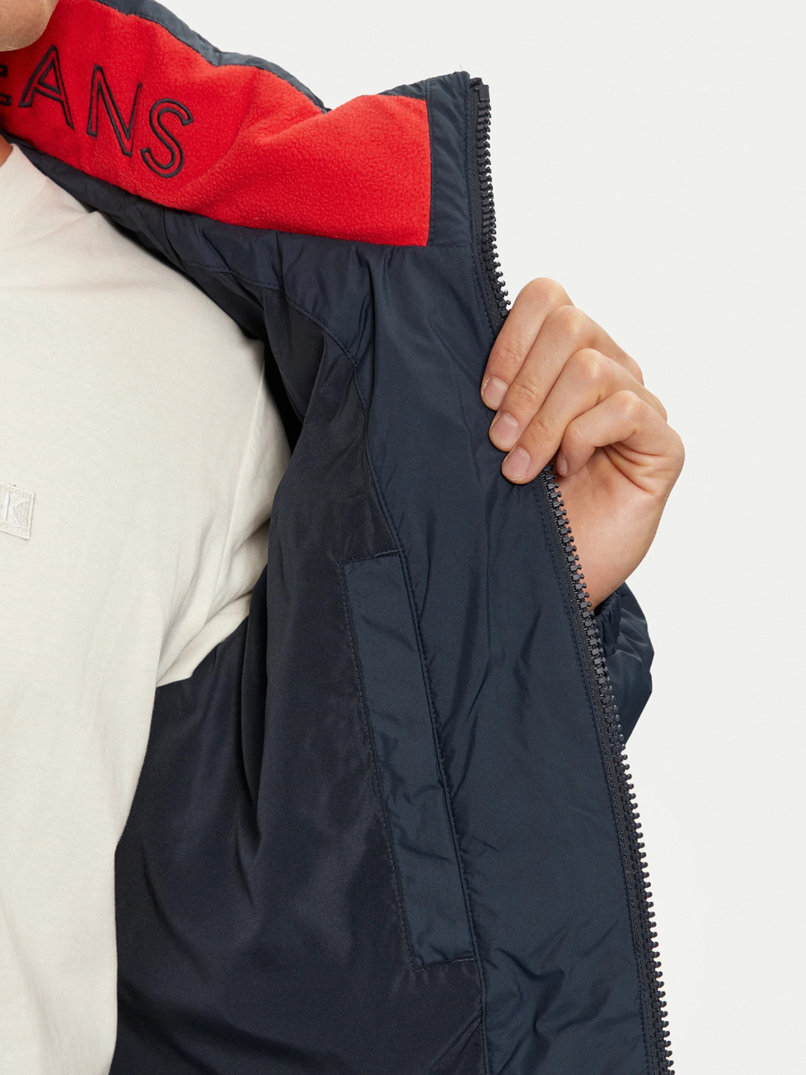 detail Tommy Jeans pánska tmavo modrá bunda