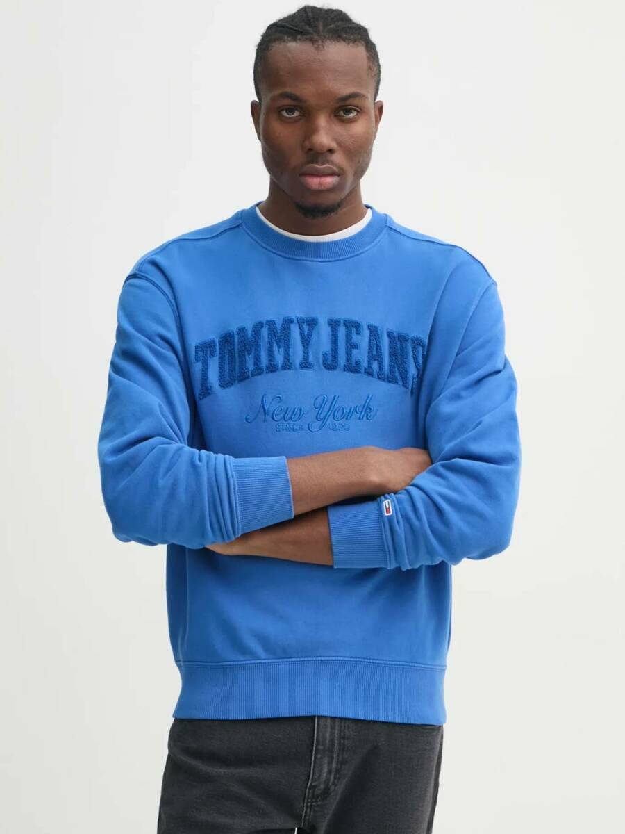 detail Tommy Jeans pánska modrá mikina