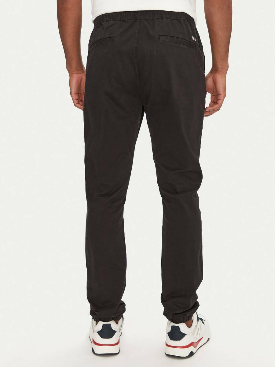 detail Tommy Jeans pánske čierne nohavice