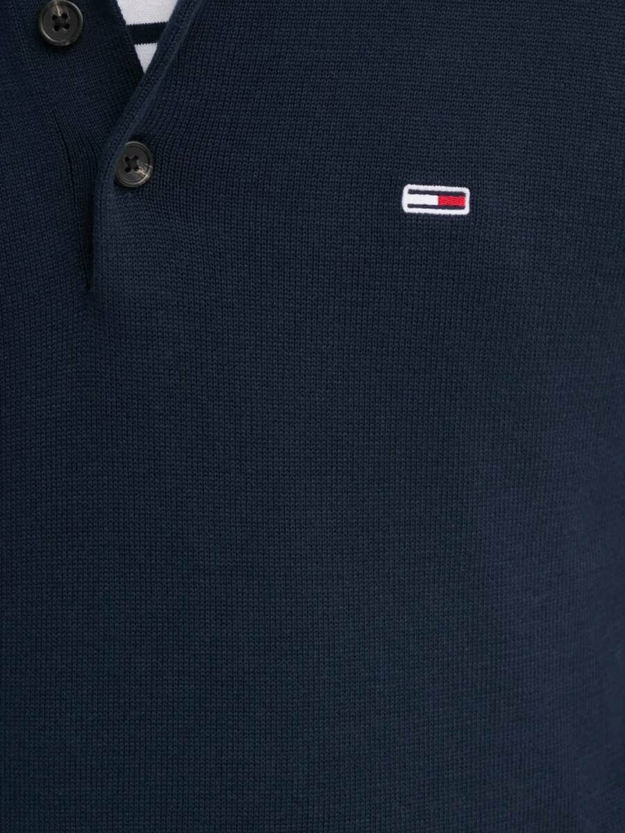 detail Tommy Jeans pánsky modrý sveter