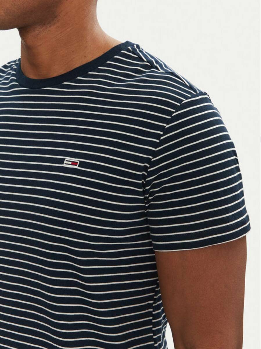 detail Tommy Jeans pánske pruhované tričko
