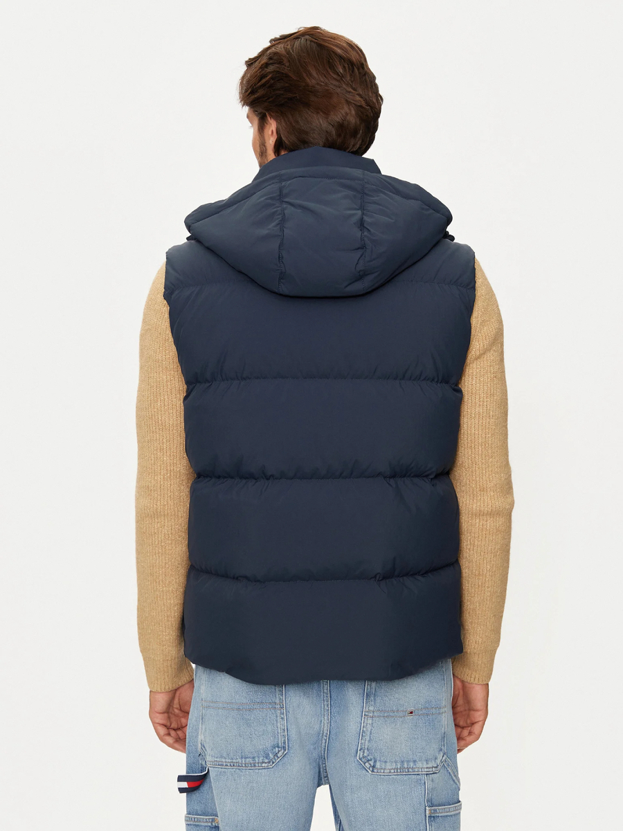 detail Tommy Jeans pánska tmavo modrá vesta