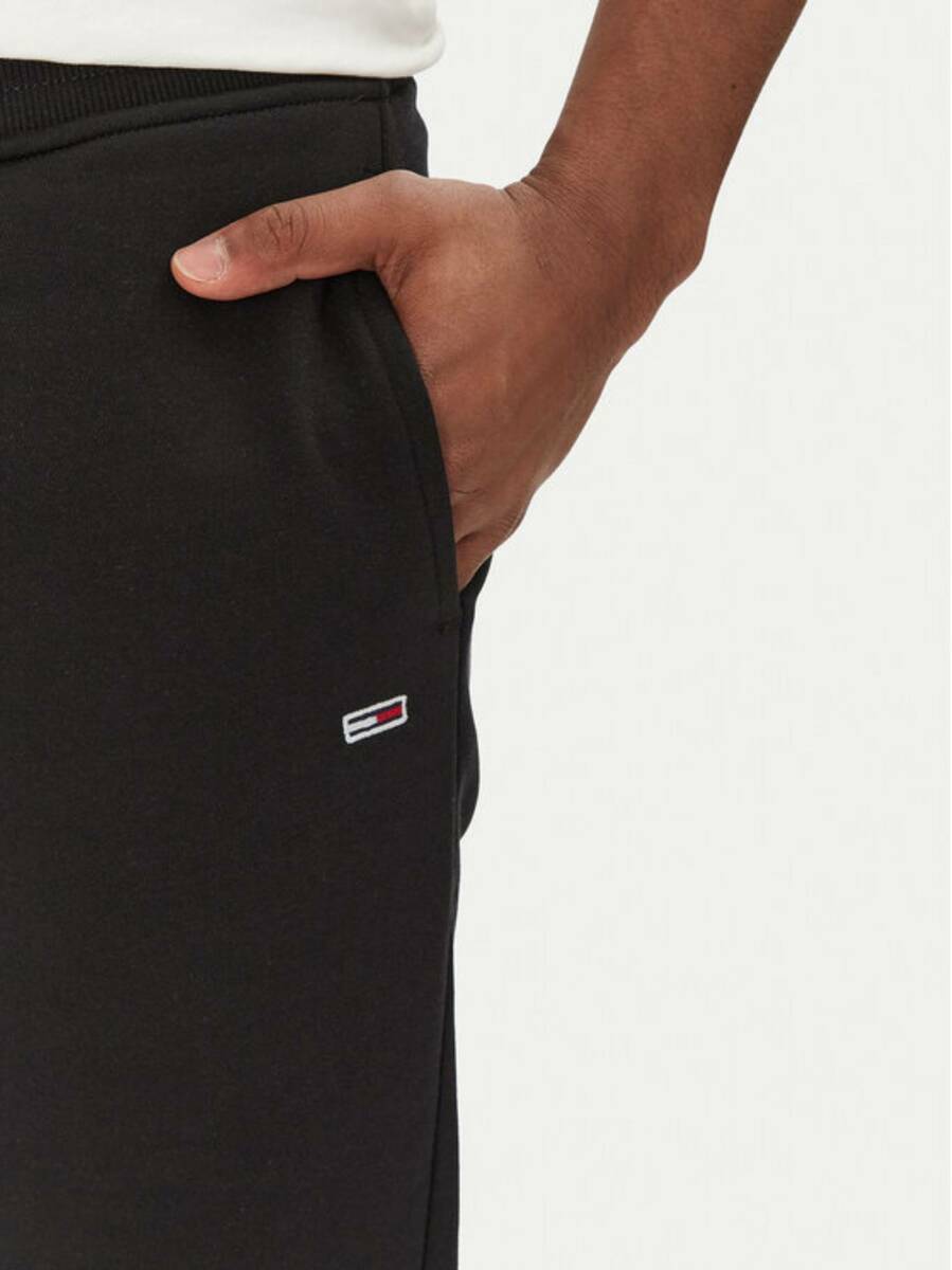 detail Tommy Jeans pánske čierne tepláky
