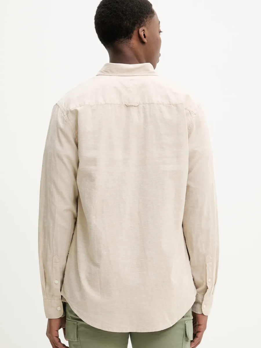 detail Tommy Jeans pánska béžová košeľa