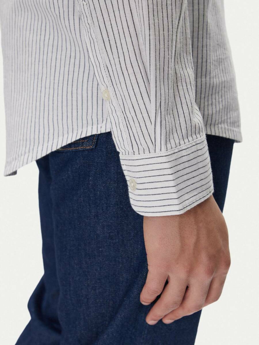 detail Tommy Jeans pánska biela košeľa