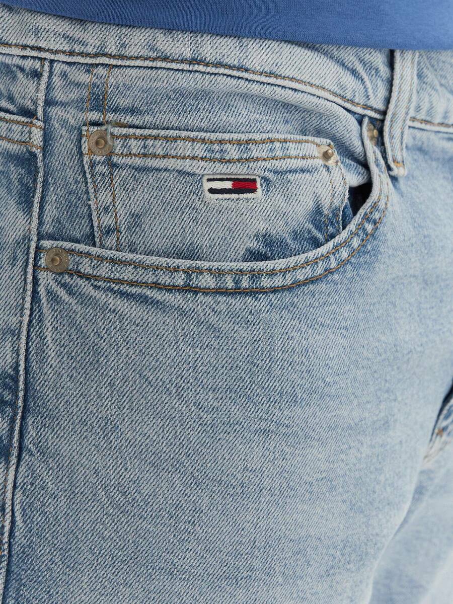 detail Tommy Jeans pánske svetlo modré džínsy Ryan