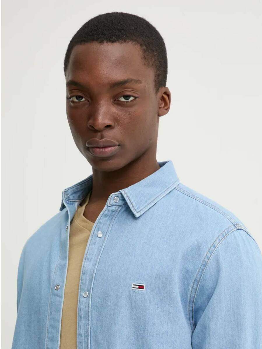 detail Tommy Jeans pánska modrá džínsová košeľa