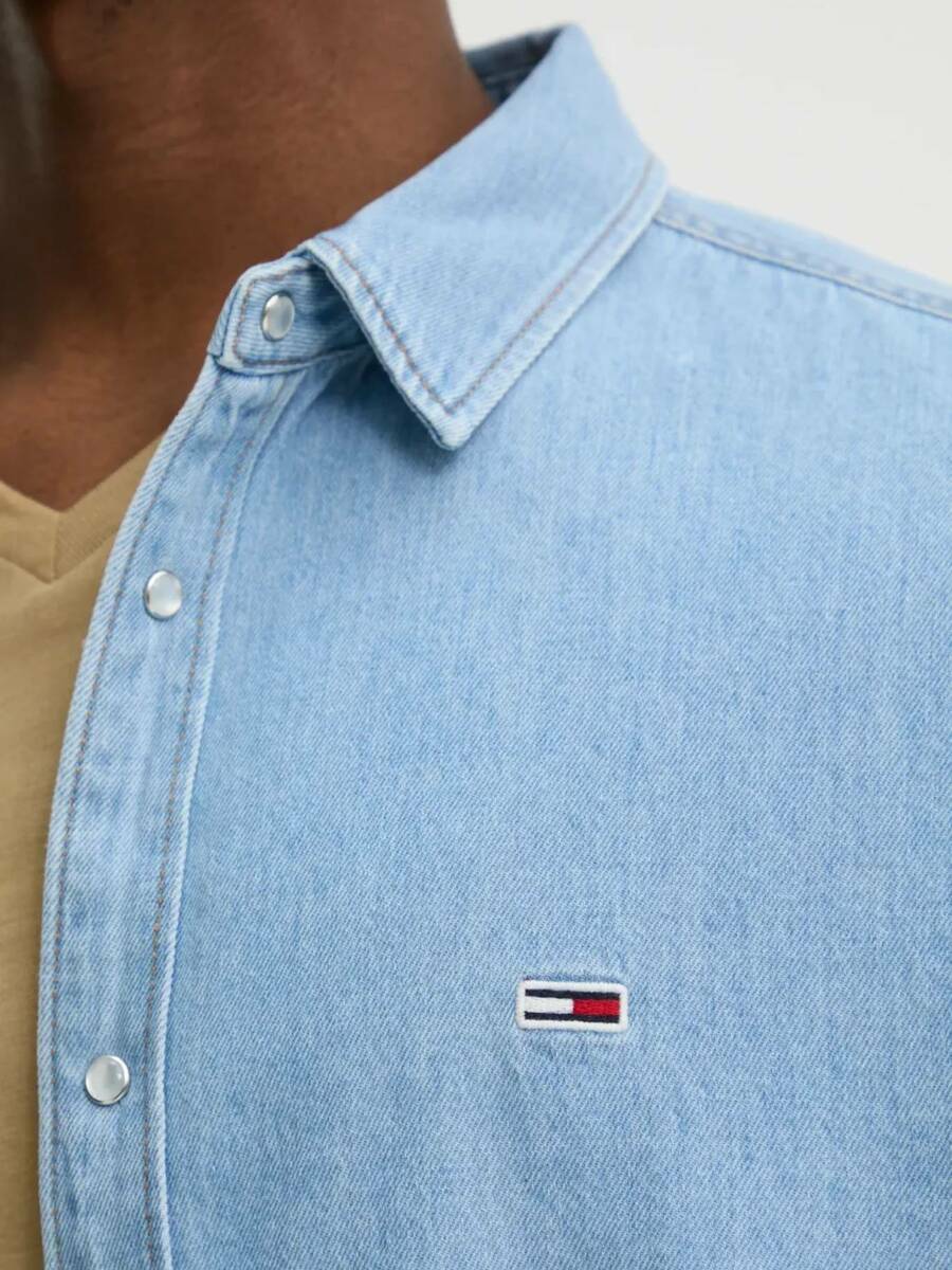 detail Tommy Jeans pánska modrá džínsová košeľa