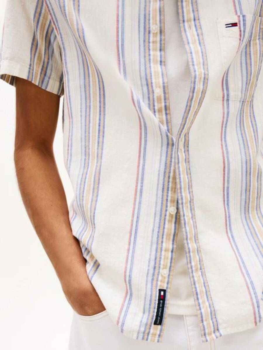 detail Tommy Jeans pánska pruhovaná košeľa