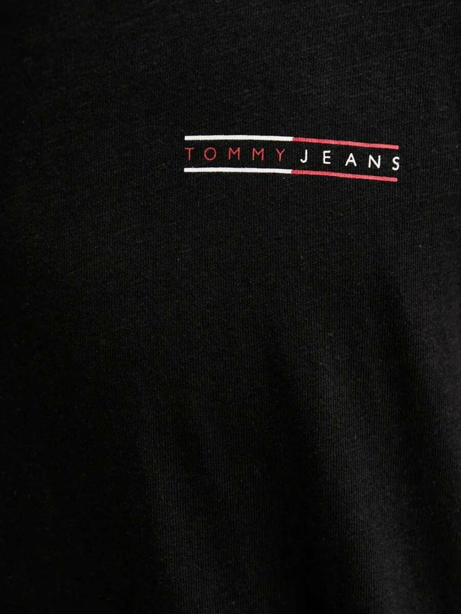 detail Tommy Jeans pánske čierne tričko