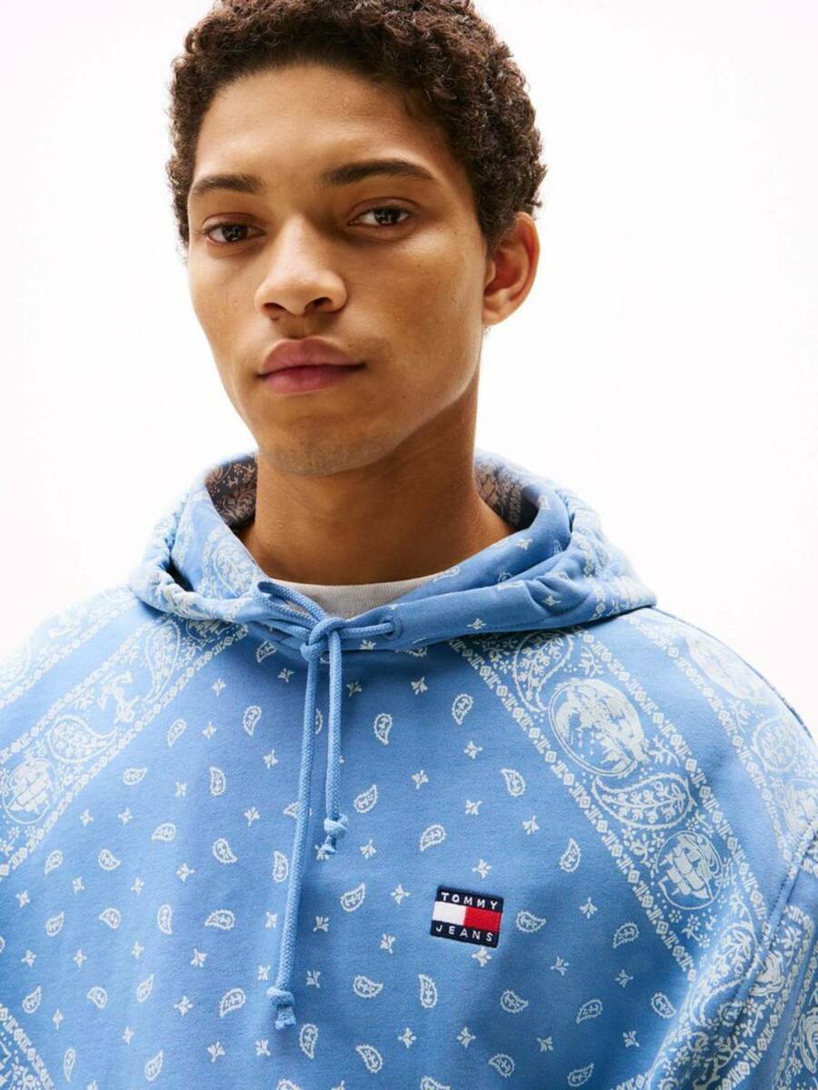 detail Tommy Jeans pánska modrá mikina