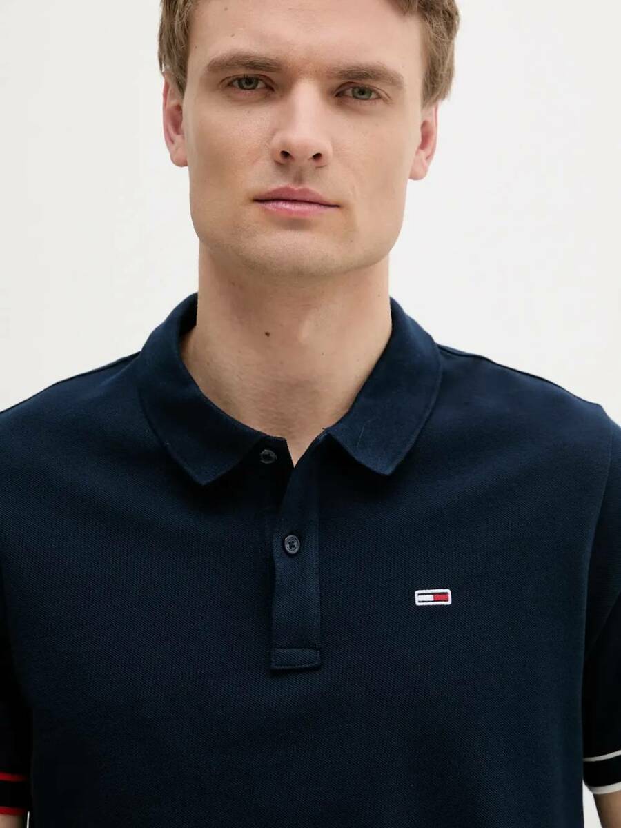 detail Tommy Jeans pánske tmavo modré polo tričko