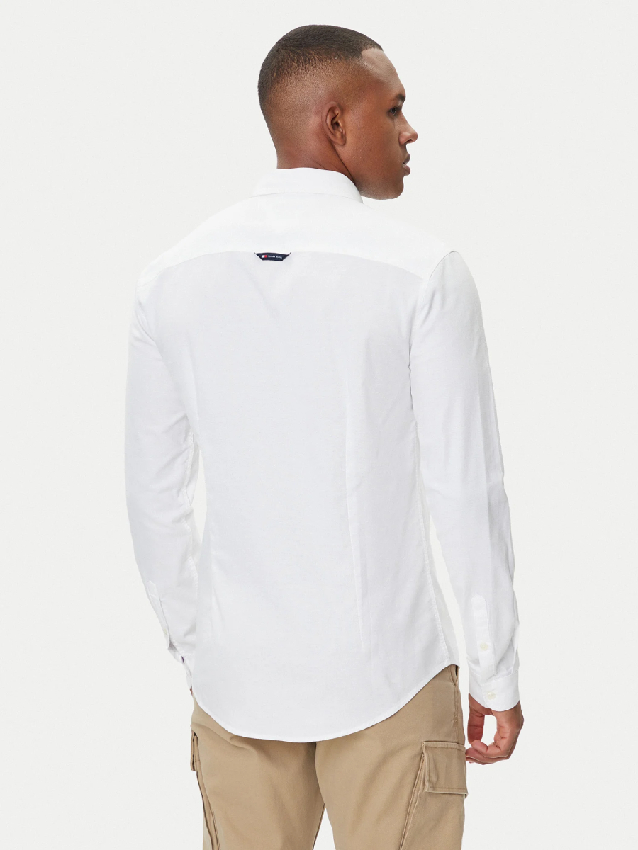 detail Tommy Jeans pánska biela košeľa