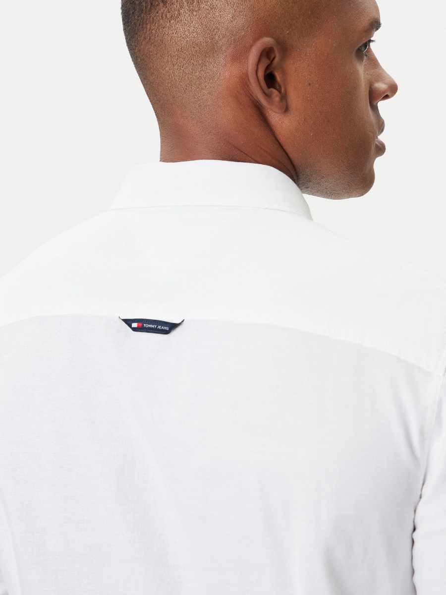 detail Tommy Jeans pánska biela košeľa