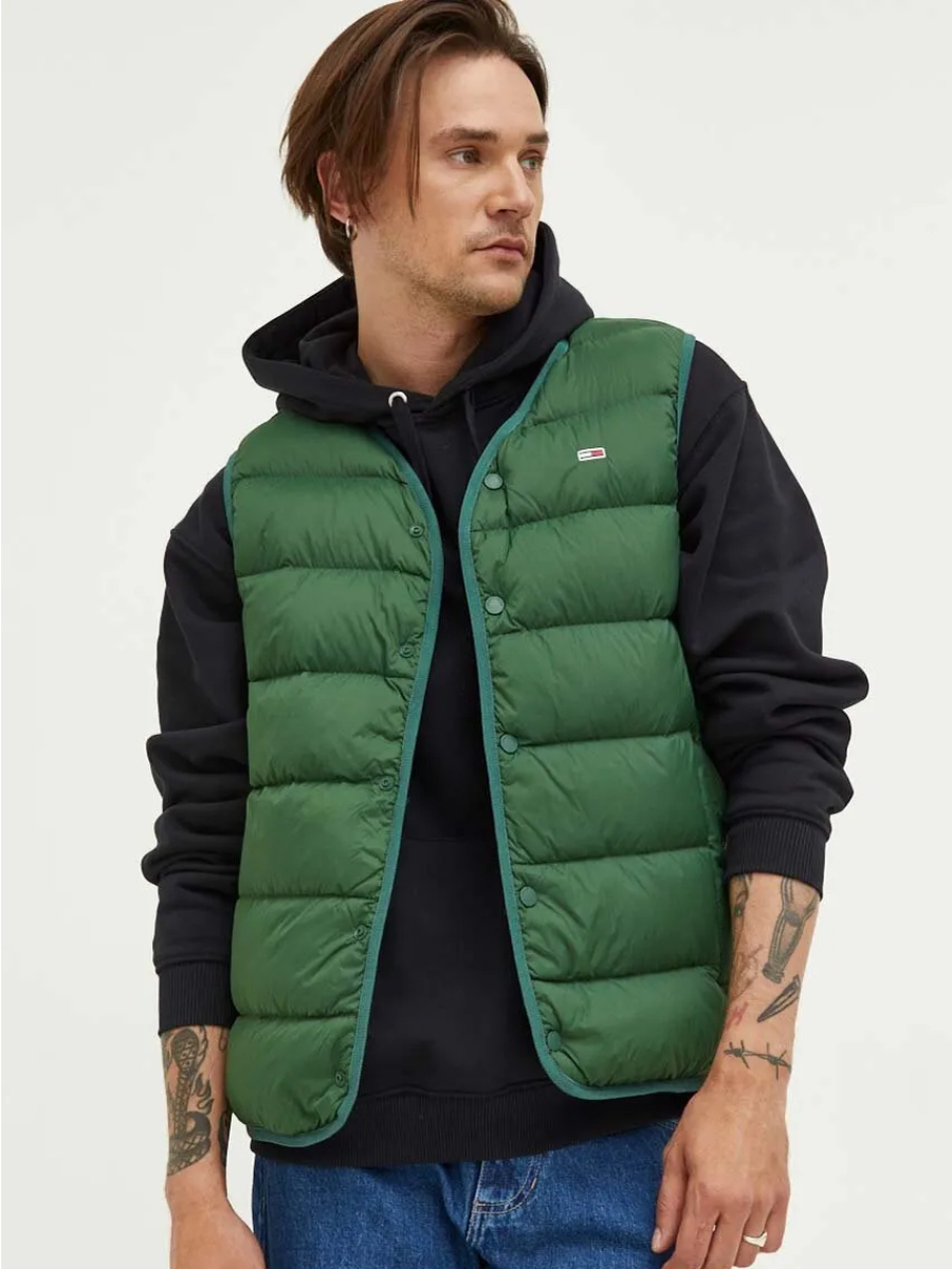 detail Tommy Jeans pánska zelená vesta