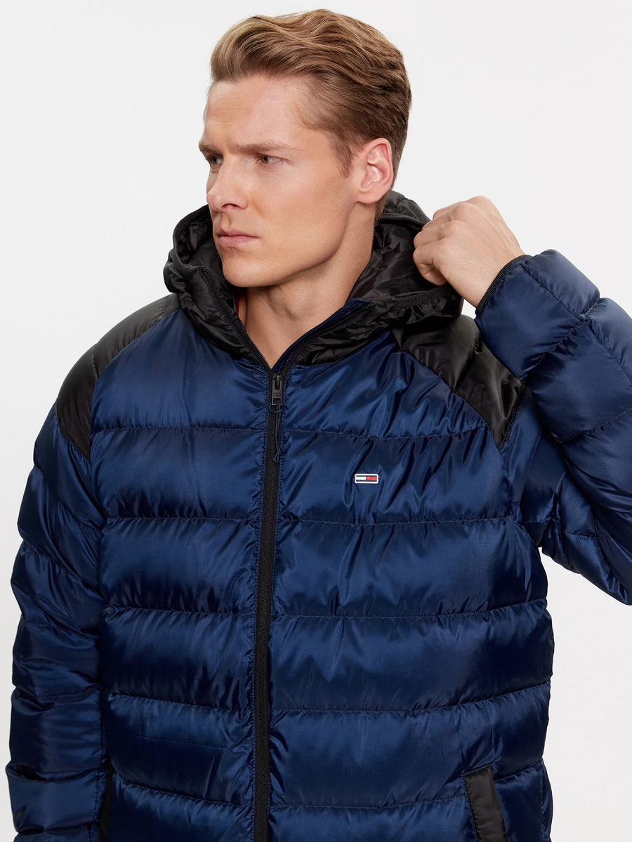 detail Tommy Jeans pánska tmavo modrá bunda