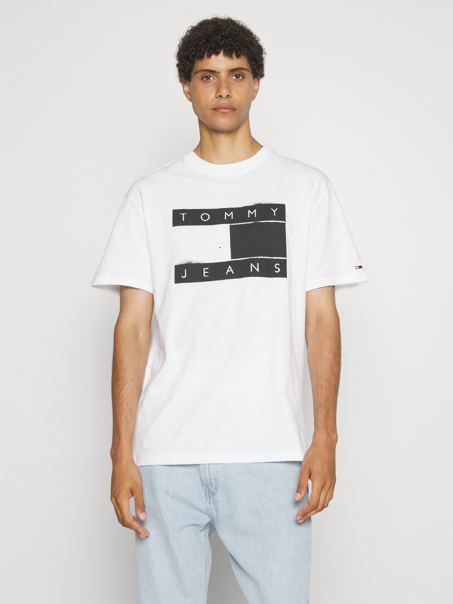 detail Tommy Jeans pánske biele tričko SPRAY FLAG