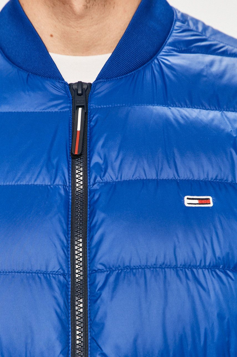 detail Tommy Jeans pánska modrá páperová bunda