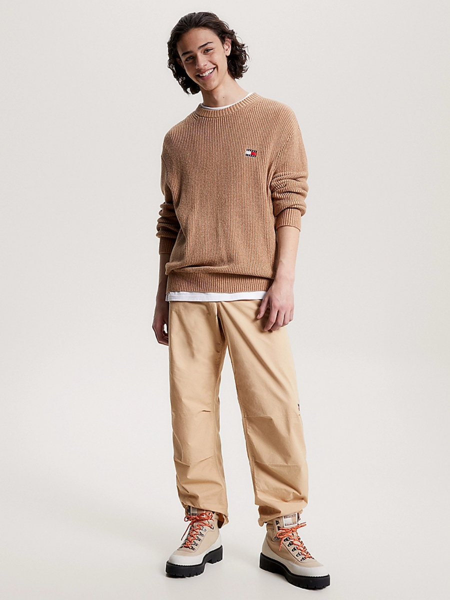 detail Tommy Jeans pánsky zlatohnedý sveter