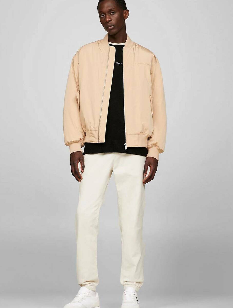 detail Tommy Jeans pánsky béžový bomber