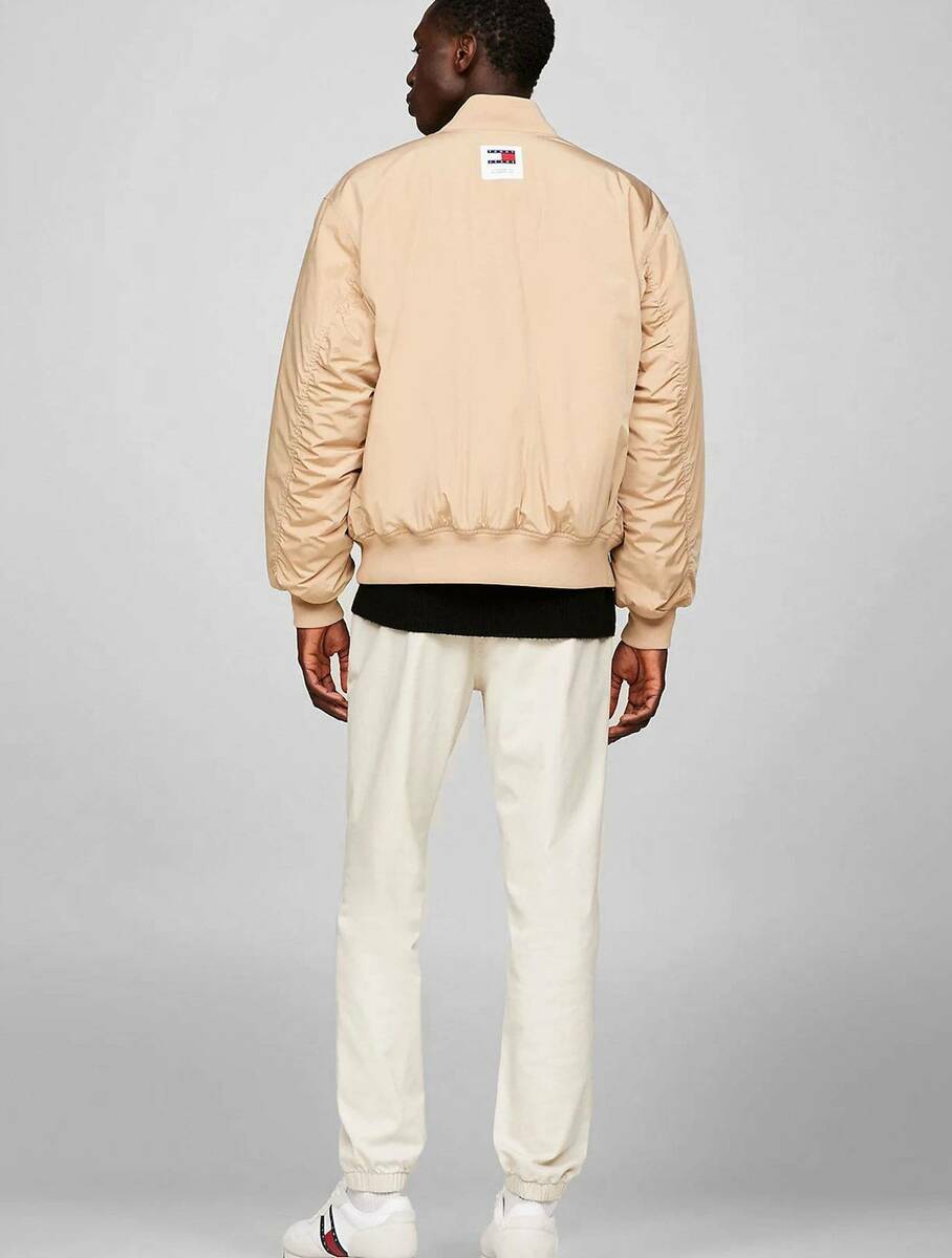 detail Tommy Jeans pánsky béžový bomber