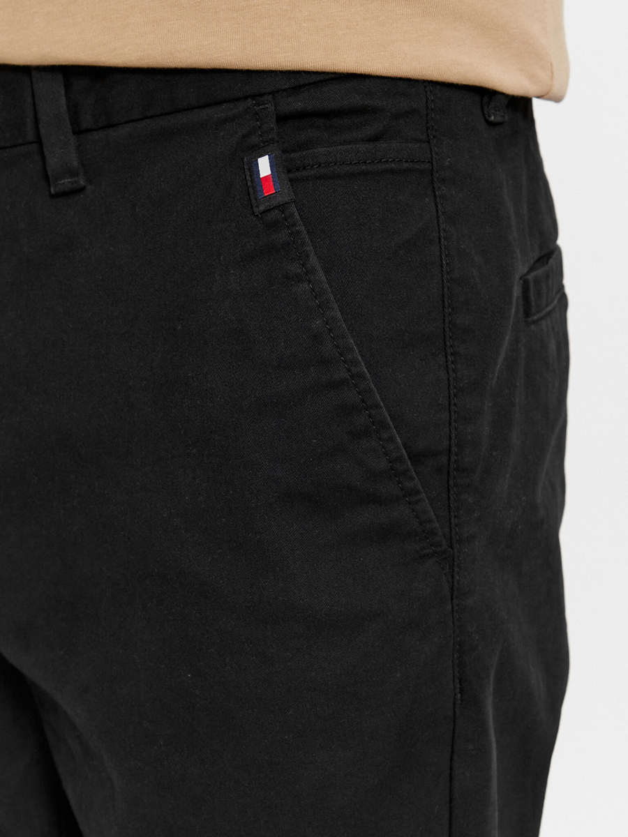detail Tommy Jeans pánske čierne nohavice