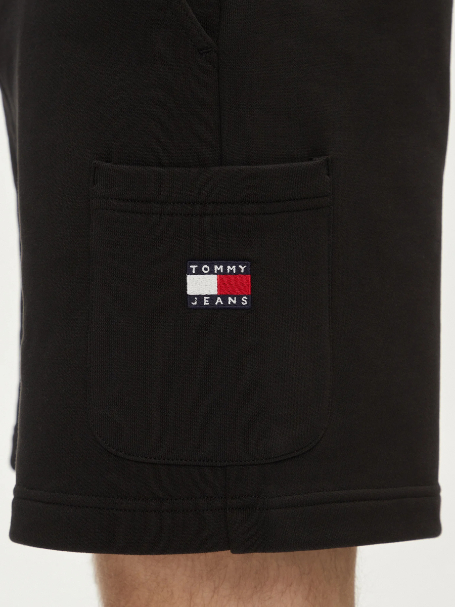 detail Tommy Jeans pánske čierne šortky