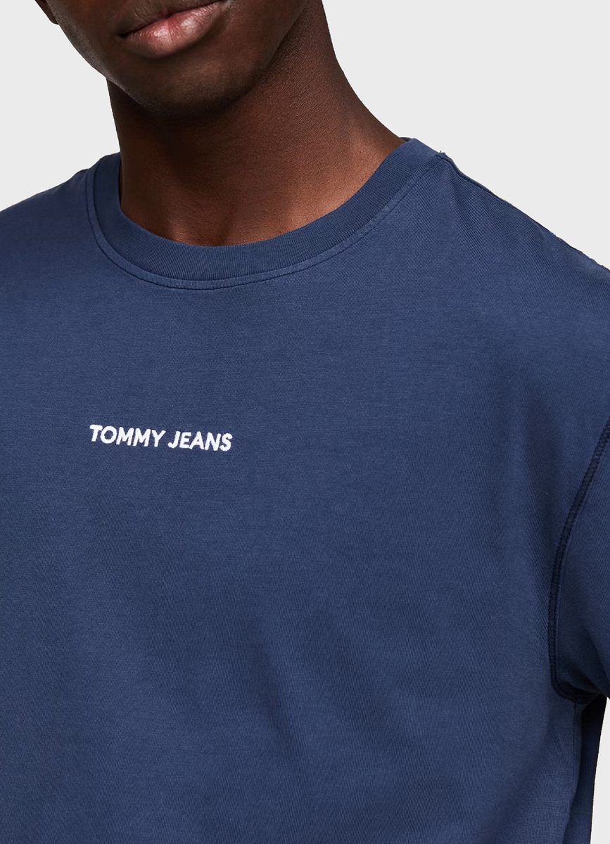 detail Tommy Jeans pánske tmavomodré tričko
