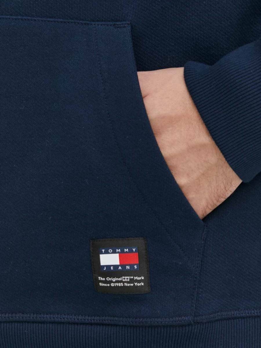 detail Tommy Jeans pánska tmavo modrá mikina