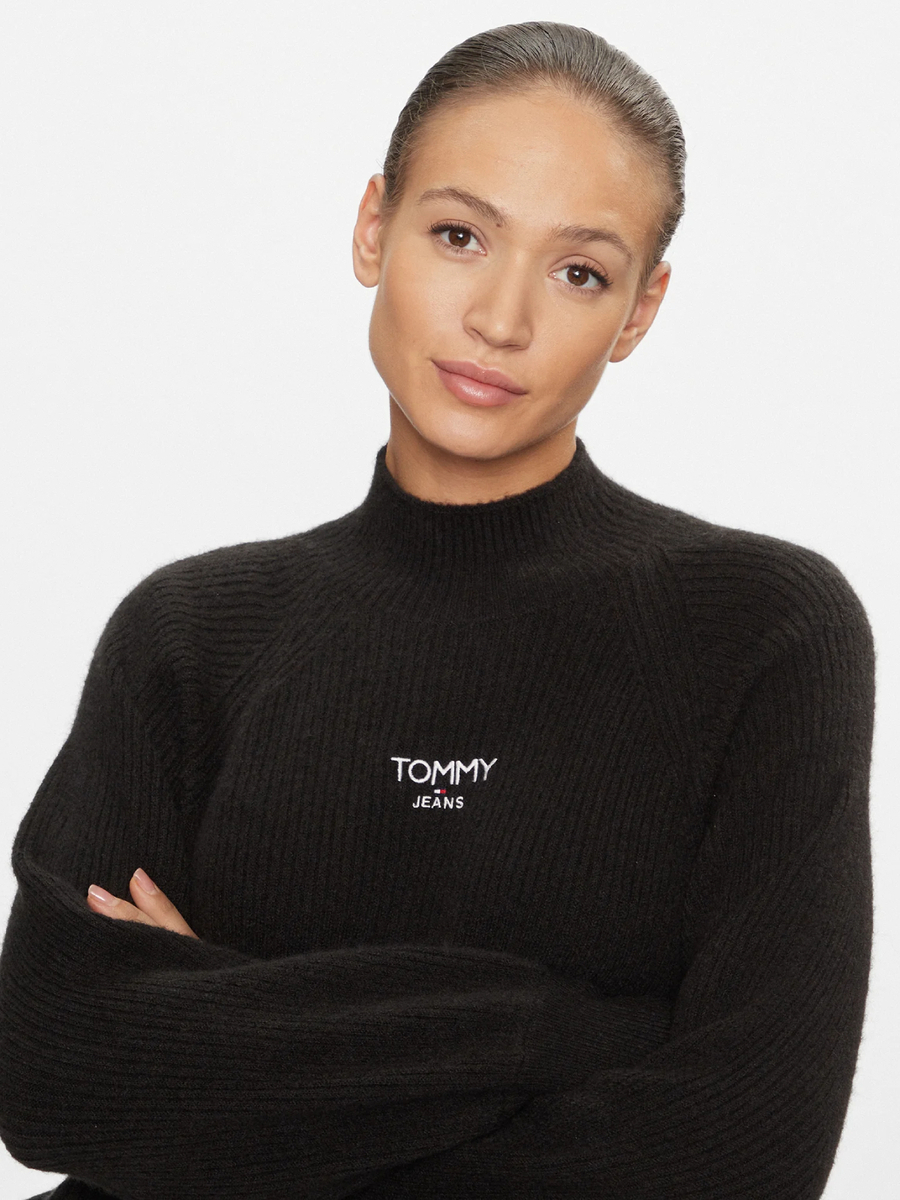 detail Tommy Jeans dámsky čierny sveter