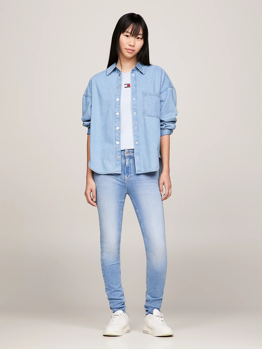 detail Tommy Jeans dámske svetlo modré džínsy NORA 