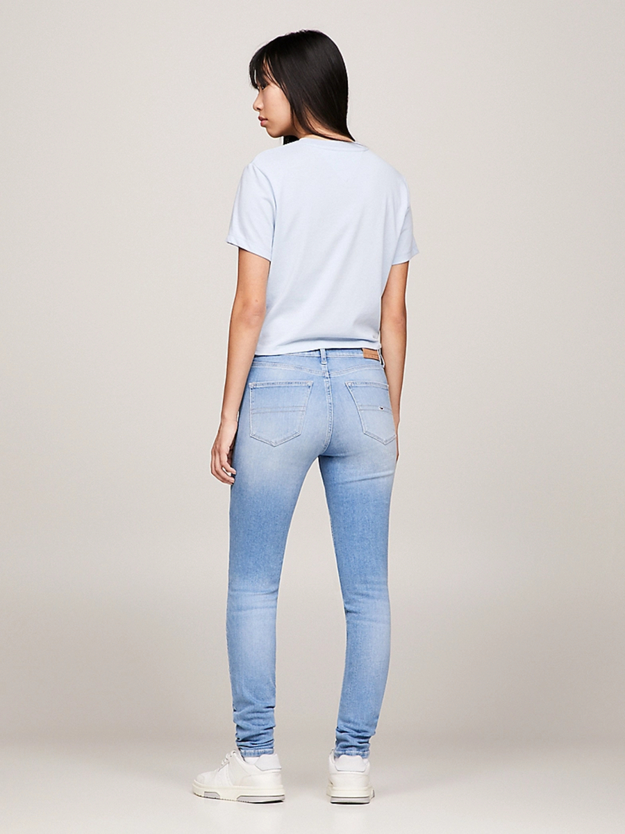 detail Tommy Jeans dámske svetlo modré džínsy NORA 
