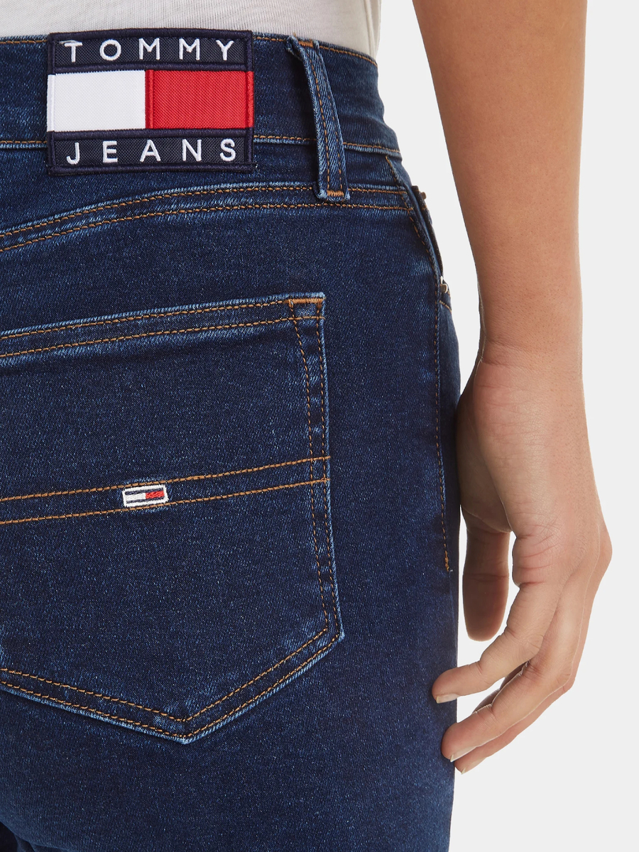 detail Tommy Jeans dámske tmavo modré džínsy