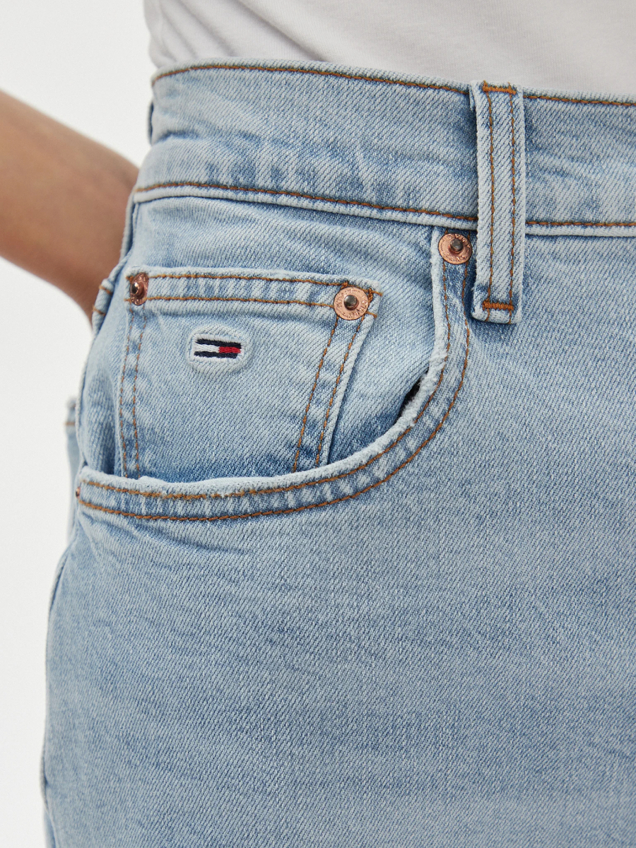 detail Tommy Jeans dámske modré džínsové šortky
