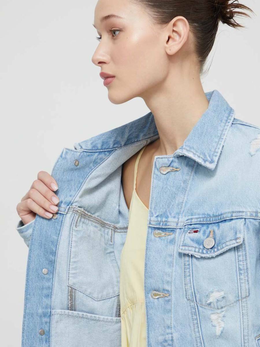detail Tommy Jeans dámska džínsová bunda Mom