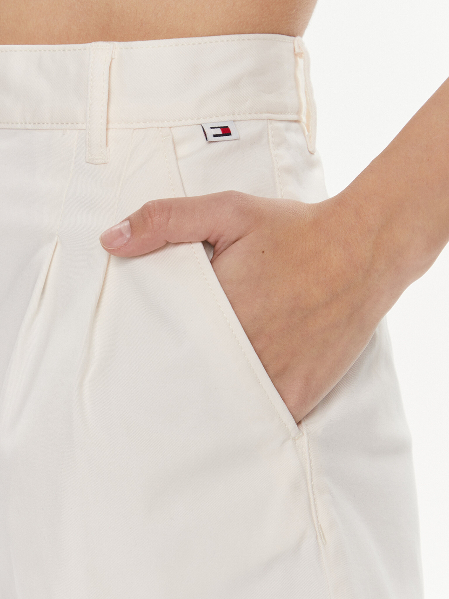 detail Tommy Jeans dámske smotanové šortky Claire