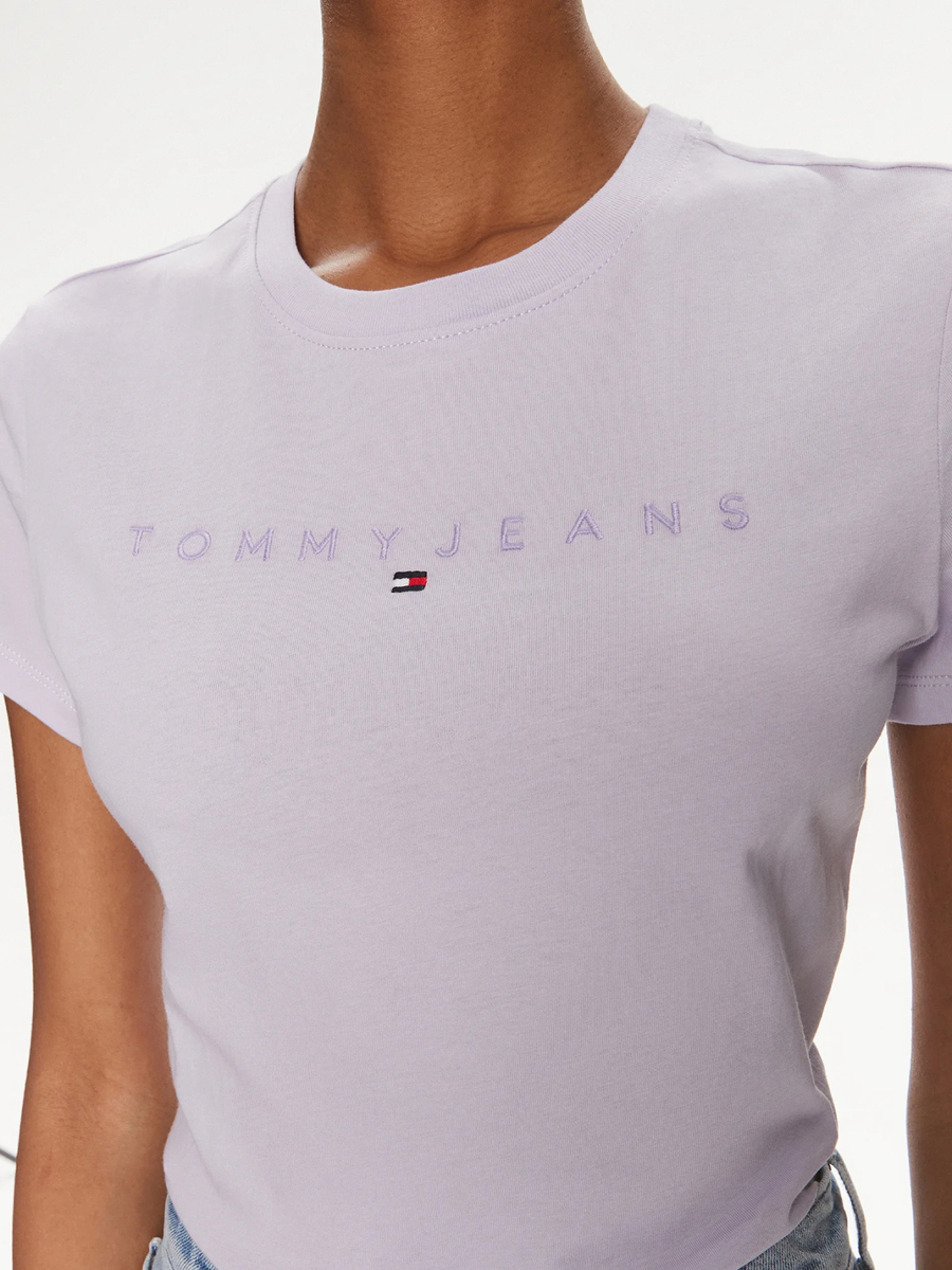 detail Tommy Jeans dámske fialové tričko