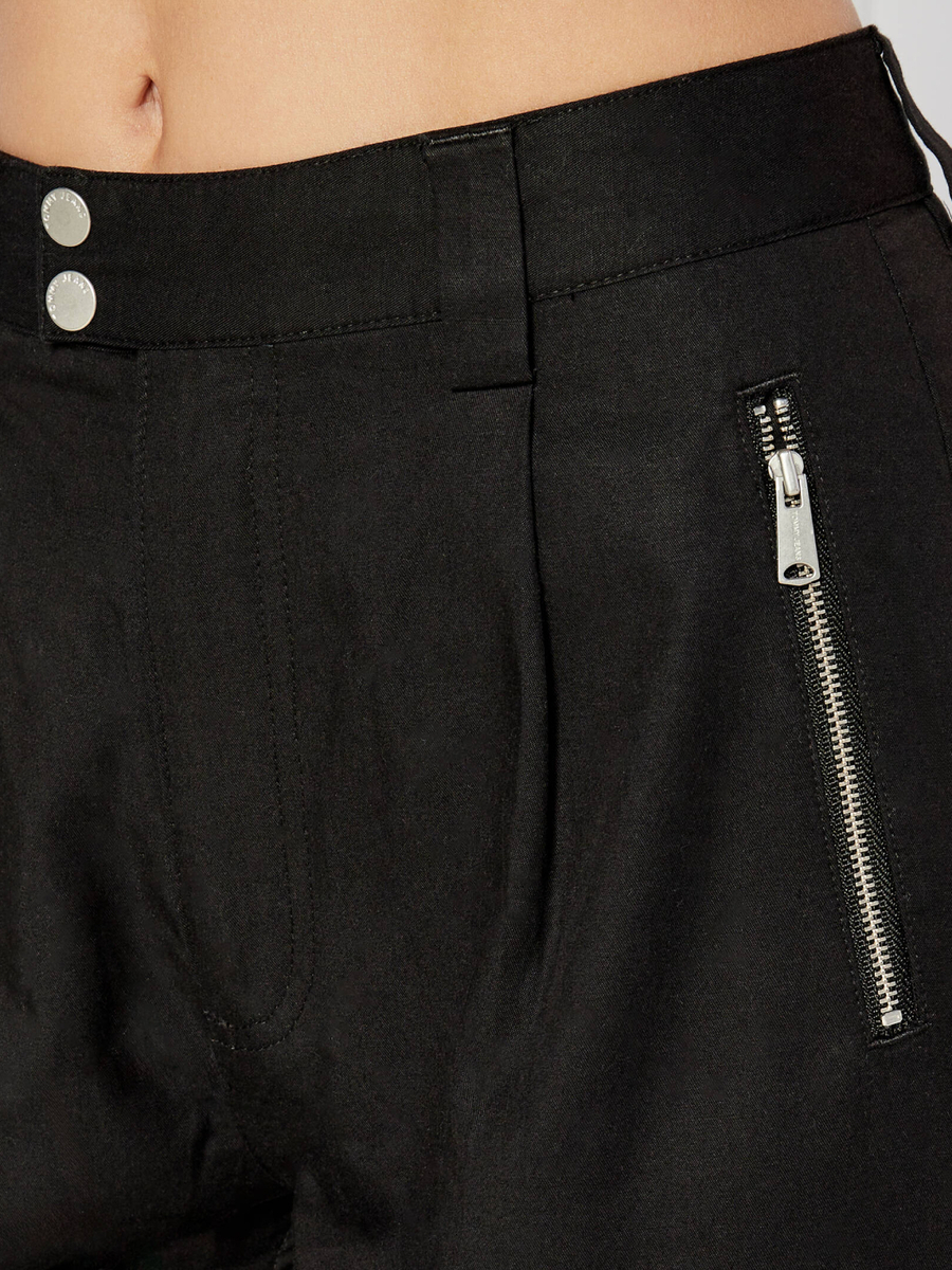 detail Tommy Jeans dámske čierne cargo nohavice 