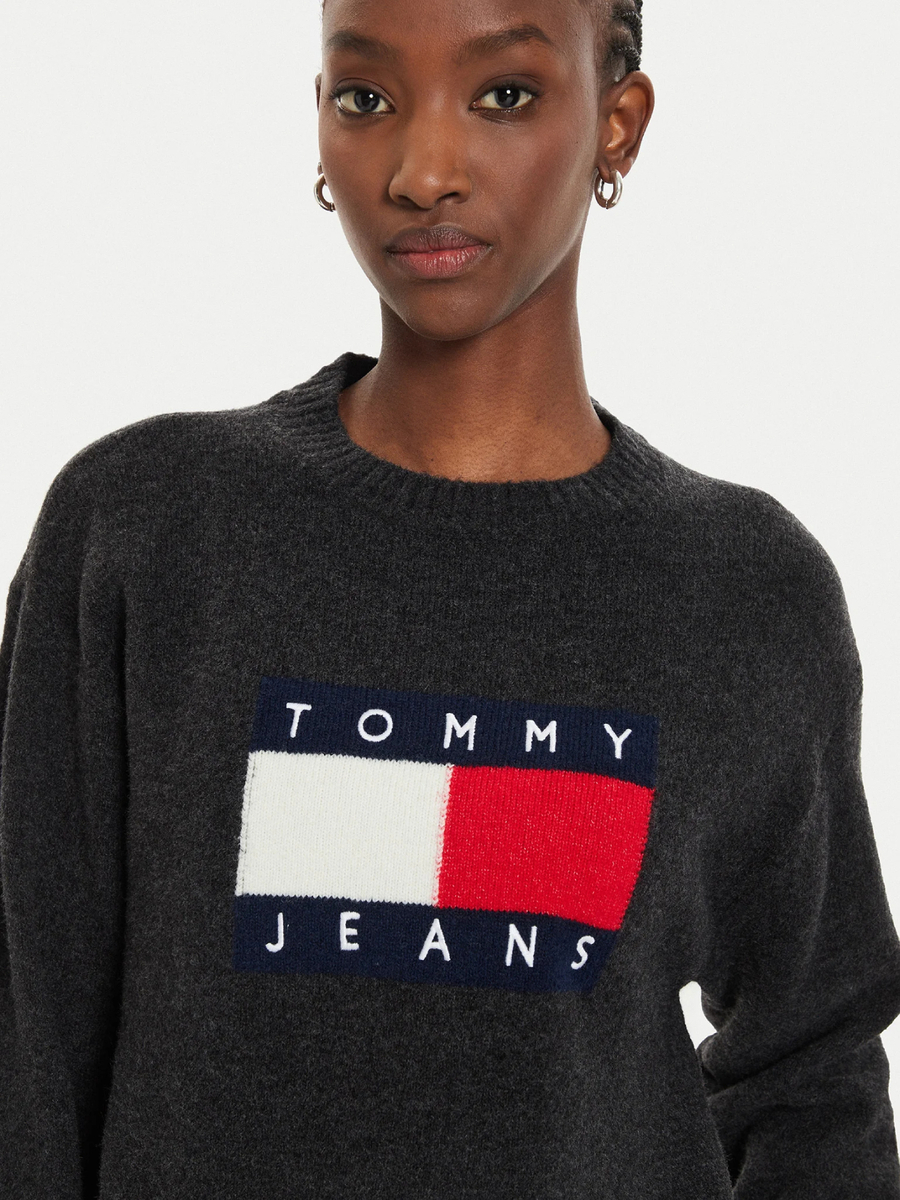 detail Tommy Jeans dámsky čierny sveter