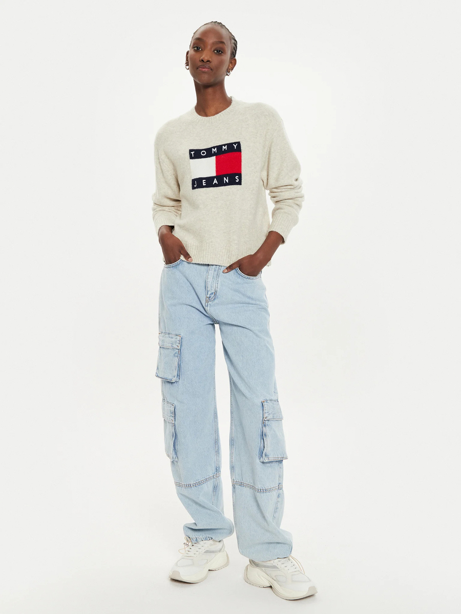 detail Tommy Jeans dámsky béžový sveter