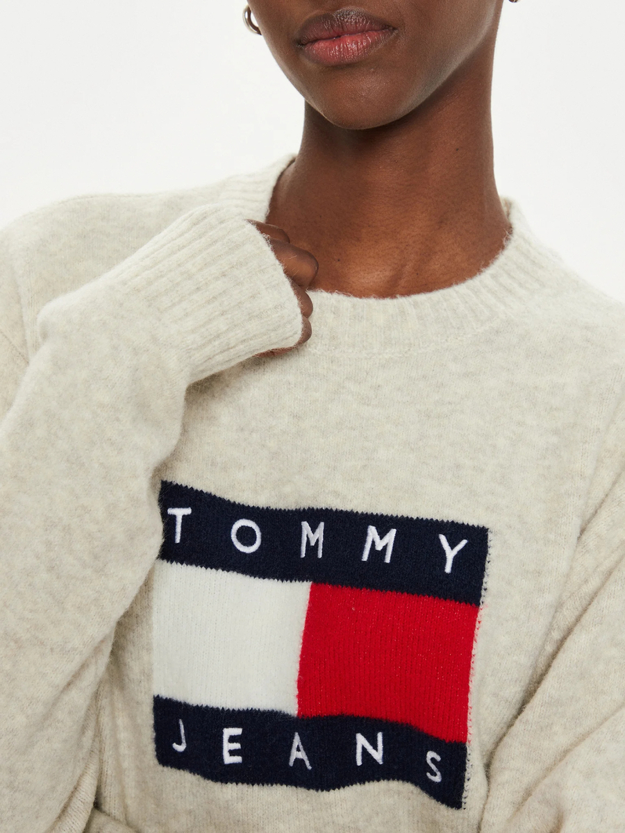 detail Tommy Jeans dámsky béžový sveter