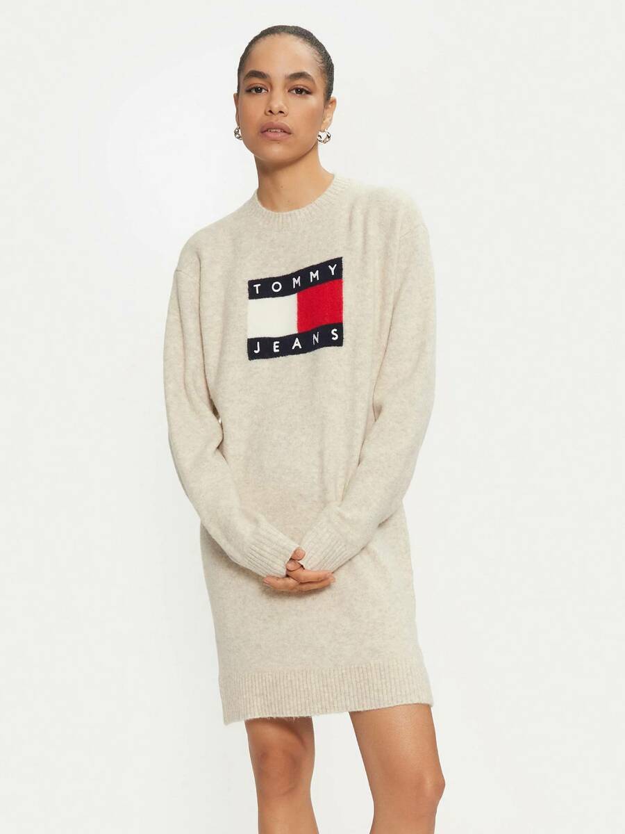 detail Tommy Jeans dámske béžové úpletové šaty
