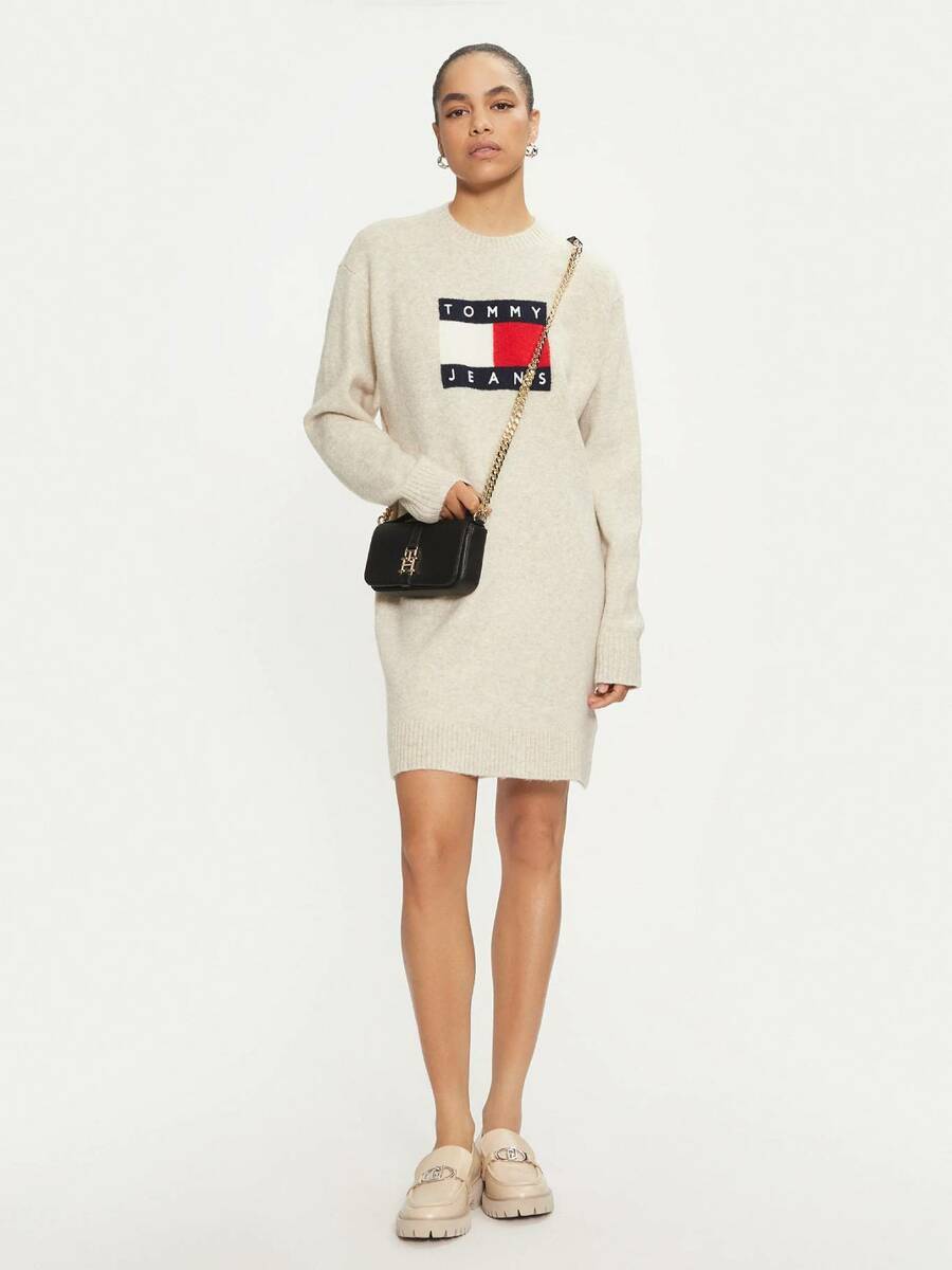 detail Tommy Jeans dámske béžové úpletové šaty