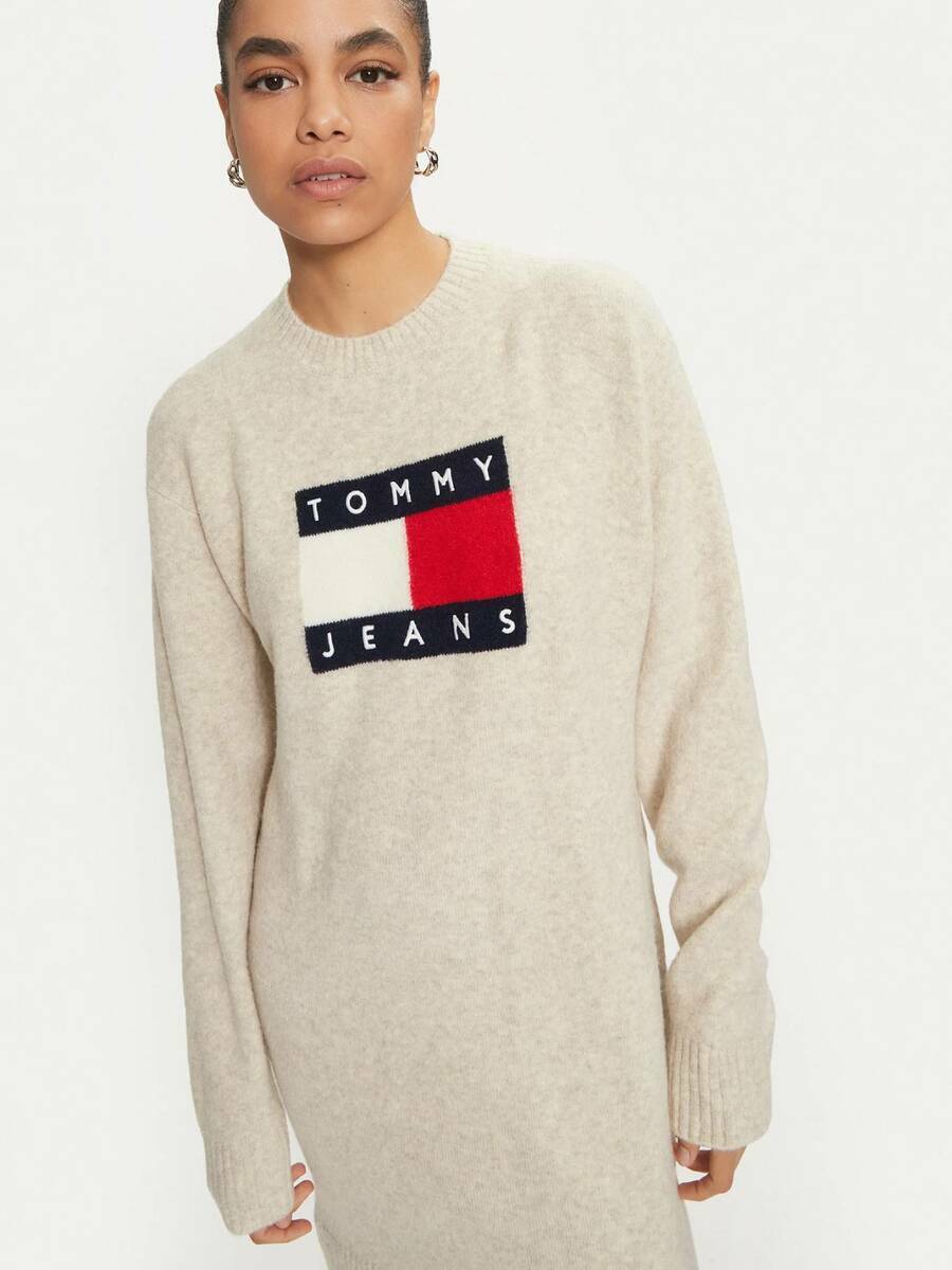 detail Tommy Jeans dámske béžové úpletové šaty